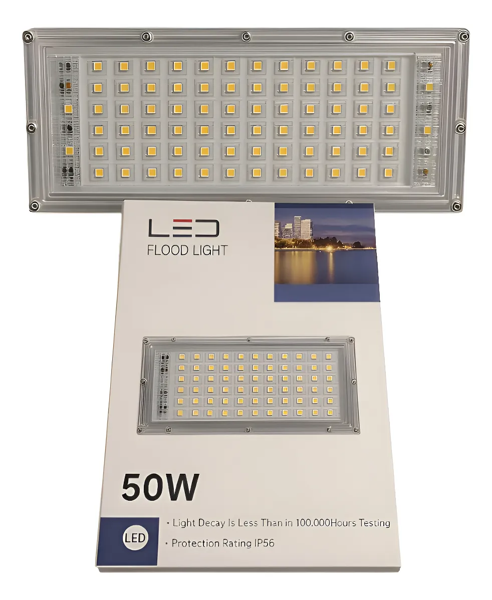 Reflector LED 50W blanco montado en pared iluminando patio nocturno