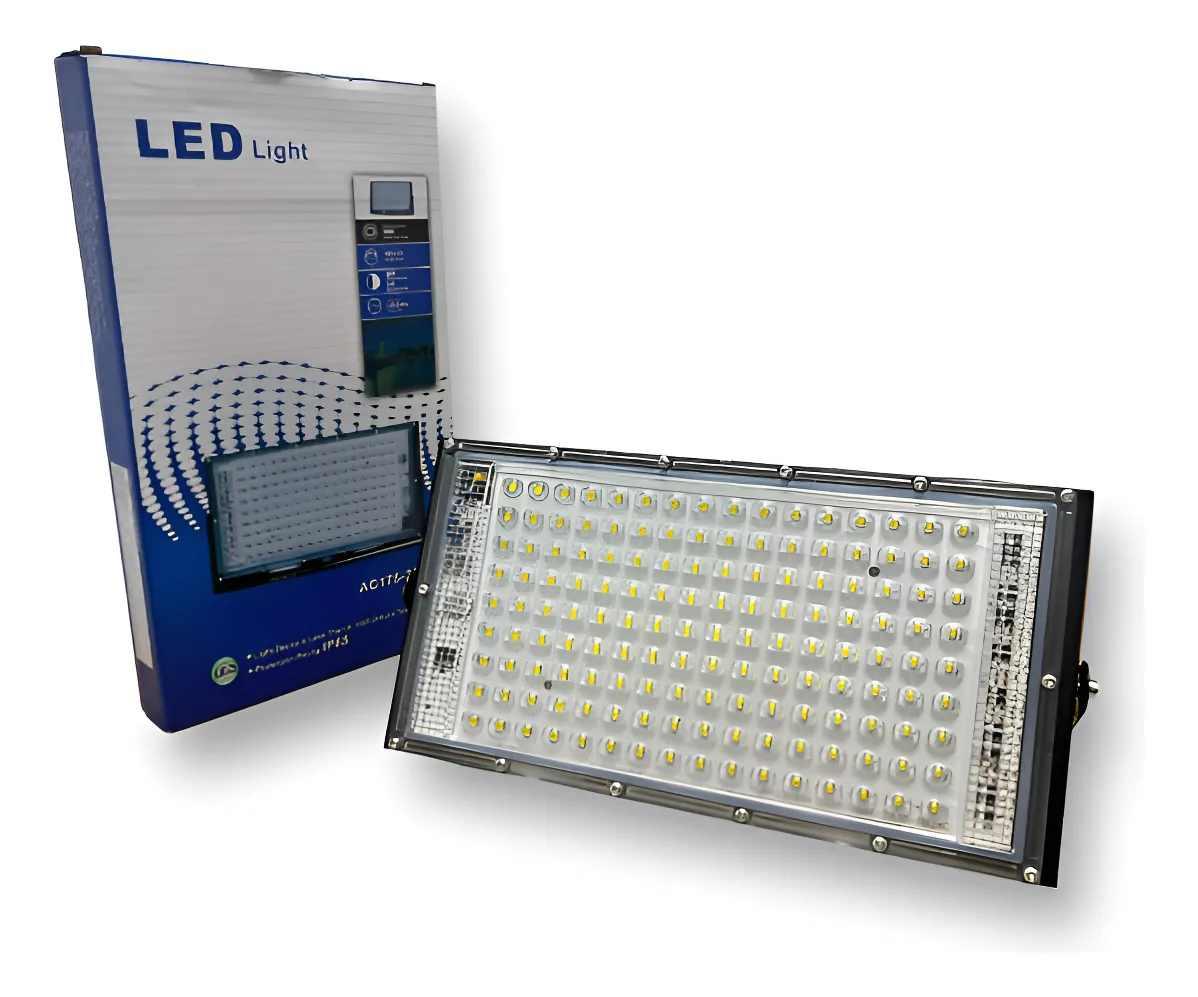 Reflector LED 150W blanco frío instalado en pared exterior iluminando patio