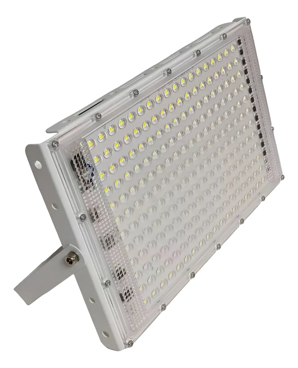 Reflector LED 200W blanco frío instalado en pared exterior iluminando patio
