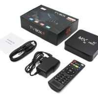 TV Box Android 13 negro compacto junto a su control remoto ergonómico.
