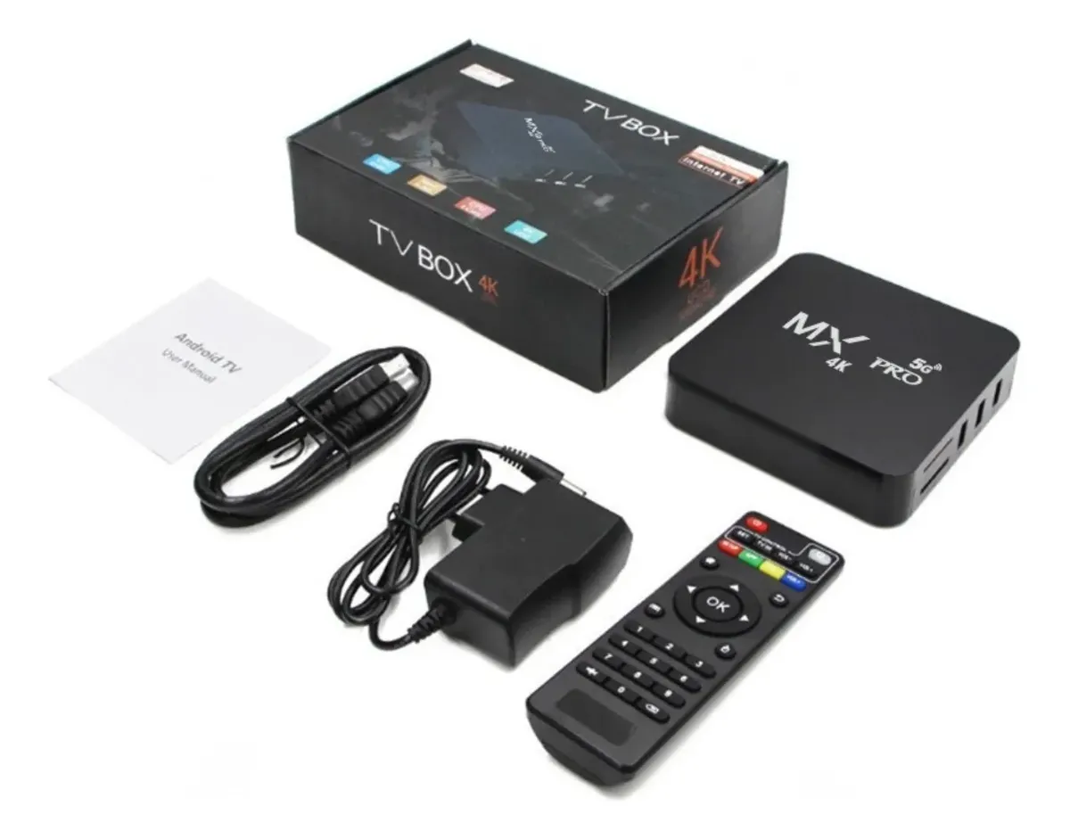 TV Box Android 13 negro compacto junto a su control remoto ergonómico.