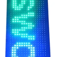 Primer plano de los módulos de diodos encendidos con alto brillo reflejando un logotipo personalizado.