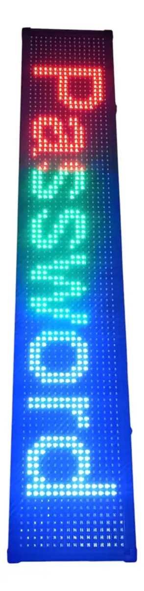 Primer plano de los módulos de diodos encendidos con alto brillo reflejando un logotipo personalizado.