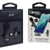 Micrófono corbatero inalámbrico Dinax color negro con clip de solapa junto a su receptor USB-C.