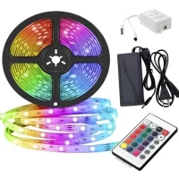 Tira LED RGB 5050 instalada detrás de televisor en living moderno con iluminación multicolor
